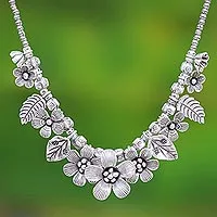 Silberne Perlenkette, „Nature's Miracle“ – 950er Silber-Halskette mit Blumenmotiv-Anhänger aus Thailand