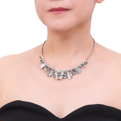 Silberne Perlenkette - Halskette mit Blumenmotiv-Anhänger aus 950er Silber aus Thailand