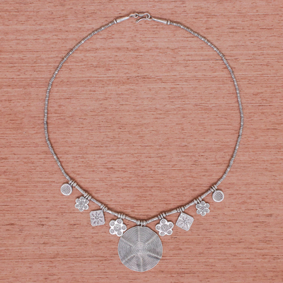 Halskette mit Anhänger aus silbernen Perlen - Halskette mit Spiralmedaillon-Anhänger aus 950er Silber