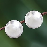 Pendientes botón plata - Pendientes de botón de disco mate de plata de la tribu de las colinas de Karen