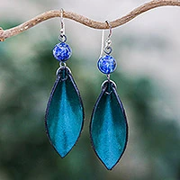 Pendientes colgantes de lapislázuli y cuero, 'Supple Petals in Teal' - Pendientes de cuero azul-verde y lapislázuli