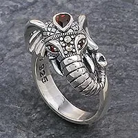 Anillo de cóctel de granate y marcasita, 'Elefante coronado' - Anillo de elefante de granate y marcasita de Tailandia