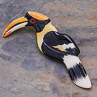 Keramikbrosche, 'Hornbill Love' - Handbemalte Nashornvogelbrosche aus Keramik