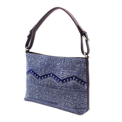 Handtasche aus Baumwoll-Batik mit Lederakzenten - Blaue Handtasche im Hill Tribe-Stil aus Baumwolle mit Batikdruck