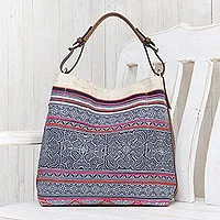 Batik-Umhängetasche mit Lederakzent, „Hmong Labyrinth“ – Batik-Schultertasche aus Baumwolle mit Lederakzent