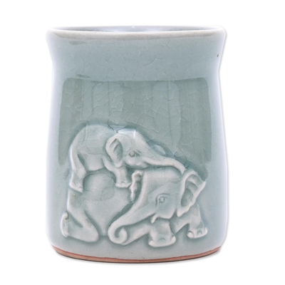Celadon-Keramikbecher - Celadon-Keramikbecher mit Elefantenmotiv aus Thailand