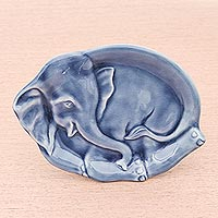 Celadon-Keramikteller, „Ruhender Elefant in Blau“ – Blauer Celadon-Teller in Elefantenform aus Thailand
