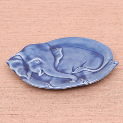 Celadon-Keramikplatte - Blauer Celadon-Teller in Elefantenform aus Thailand