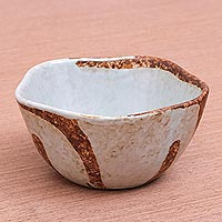 Cuenco de cerámica acanalado, 'Natural Appeal' - Cuenco de cerámica hecho a mano en color marrón y blanco acanalado
