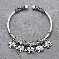 Charm-Armreif aus Sterlingsilber, „Parade der Dickhäuter“ – Elefanten-Charm-Manschette, gefertigt aus Sterlingsilber