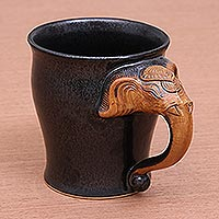 Keramiktasse, 'Elephant Raj in Black' - Handgefertigte braune und schwarze Keramik-Elefant-Tasse