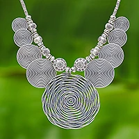 Halskette mit Anhänger aus Silber, „Mesmerizing Medallion“ – Halskette mit Anhänger aus 950er Silber des Dramatic Thai Hill Tribe