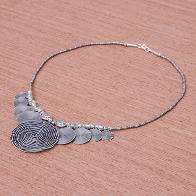 Silberne Halskette mit Anhänger - Dramatische Halskette mit Anhänger aus 950er Silber des thailändischen Bergvolkes