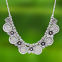 Collar colgante de plata - Collar con colgante floral de estilo tailandés hecho a mano.
