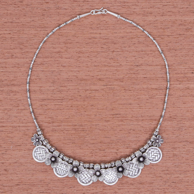 Silberne Halskette mit Anhänger - Handgefertigte Blumenanhänger-Halskette im thailändischen Stil