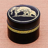Caja de madera lacada, 'Dos elefantes tailandeses' - Pequeña caja tailandesa redonda de madera lacada con elefantes