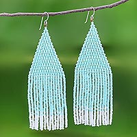 Wasserfall-Ohrringe aus Glasperlen, „Pa Sak Mint“ – Lange Ohrringe mit Wasserfallperlen in Mint und Weiß