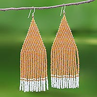 Glasperlen-Wasserfall-Ohrringe, 'Pa Sak Orange' - Lange orange-weiße Wasserfall-Ohrringe mit Perlen