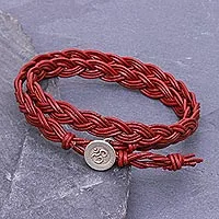 Pulsera de envoltura de cuero trenzado, 'Pa Sak Braid' - Pulsera de envoltura de cuero trenzado con símbolo Om