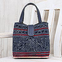 Baumwoll-Batik-Umhängetasche, 'Hmong Blues' - Schulter- oder Handtasche aus Hmong-Batik-Baumwolle