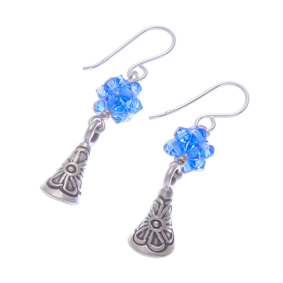 Silberne Ohrhänger, „Karen Sparkle in Azure“ – gestempelte Hill Tribe Silberohrringe mit blauen Perlen