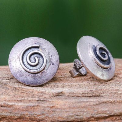 Ohrringe mit Silberknöpfen, 'Lanna Spirale'. - Knopf-Ohrringe mit Spiralmotiv aus 950er Silber