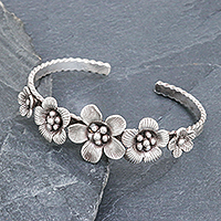 Brazalete de plata, 'Five Flowers' - Brazalete de plata oxidada floral