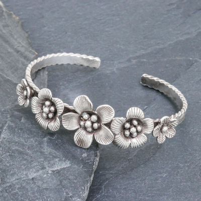 Silbernes Manschettenarmband - Armband aus oxidiertem Silber mit Blumenmuster