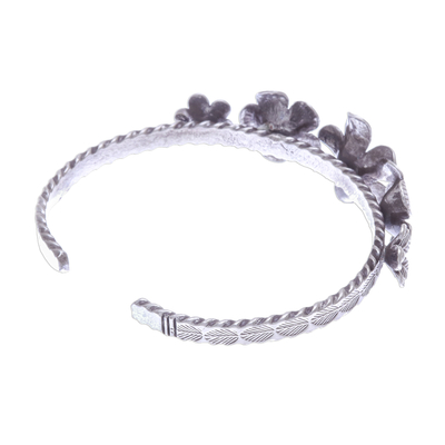 Silbernes Manschettenarmband - Armband aus oxidiertem Silber mit Blumenmuster