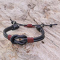 Pulsera de cordón de cuero, 'Unity and Harmony' - Pulsera de unidad de cordón de cuero negro y rojo hecho a mano tailandés