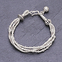 Charm-Armband aus Silberperlen, „Karen with a Twist“ – Perlenarmband aus 950er Silber mit gestempeltem Charm aus Thailand