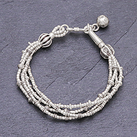 Charm-Armband aus Silberperlen, „Lively Karen“ – Perlenarmband aus 950er Silber mit gestempeltem Charm aus Thailand