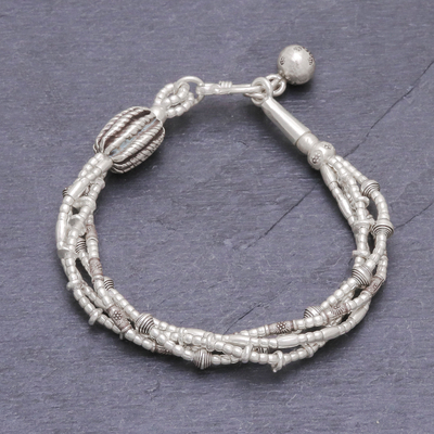 Charm-Armband aus silbernen Perlen - Silbernes Perlenarmband mit gestempeltem Anhänger aus Thailand