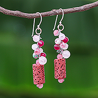 Ohrhänger mit Achatperlen, „Sweetness in Nature“ – Ohrhänger mit rosa Achat-Quarz-Perlenclustern und Lavasteinen