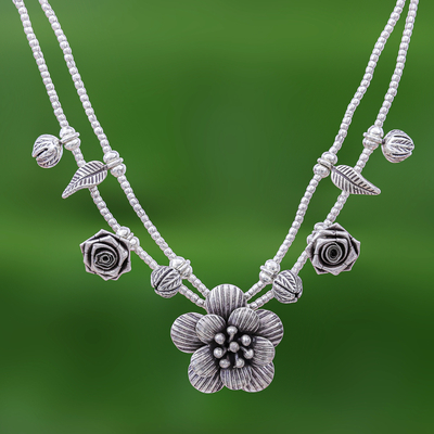 Silberne Halskette mit Anhänger - Zweireihige Charm-Halskette mit silberner Blume