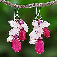 Pendientes colgantes de cuarzo rosa y perlas cultivadas, 'Globo magenta' - Pendientes colgantes de perlas de agua dulce de cuarzo rosa
