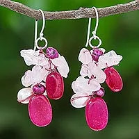 Pendientes colgantes de cuarzo rosa y perlas cultivadas, 'Magenta Balloon' - Pendientes colgantes de perlas de agua dulce de cuarzo rosa