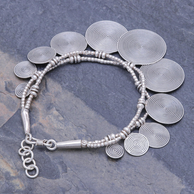 Charm-Armband aus silbernen Perlen - Spiral-Charm-Karen-Silberperlenarmband
