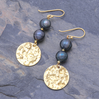 Aretes colgantes de perlas cultivadas - Aretes colgantes con moneda de latón y perla negra cultivada