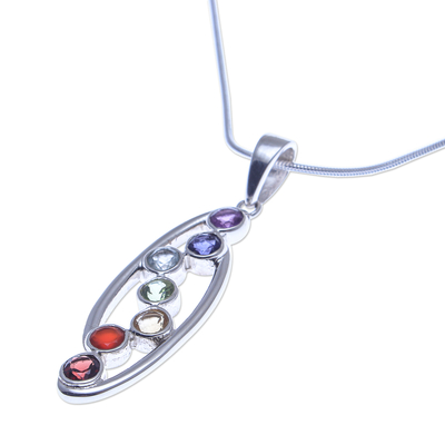 Halskette mit Anhänger aus mehreren Edelsteinen, „Mindful Delight“ – Halskette mit facettiertem Chakra-Regenbogen-Anhänger aus mehreren Edelsteinen