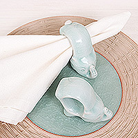 Servilleteros de cerámica Celadon, (par) - Servilleteros de cerámica celadón azul con temática de elefante (par)