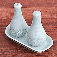 Juego de sal y pimienta de cerámica Celadon, 'Thai Spring' (3 piezas) - Juego de sal y pimienta Aqua Celadon