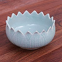 Cuenco de cerámica Celadon, 'Peace Lotus' - Cuenco de hoja de loto de cerámica Celadon hecho a mano