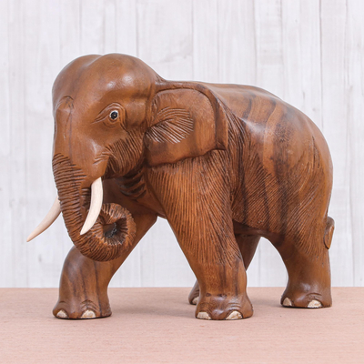 Holzstatuette - Handgeschnitzte Elefantenstatuette aus Regenbaumholz