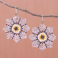 Pendientes colgantes con cuentas de vidrio, 'Geometría floral en púrpura' - Pendientes colgantes florales geométricos de cuentas de semillas de vidrio