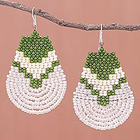 Ohrhänger aus Glasperlen, „Thai Moon in Green“ – handgefertigte Ohrhänger aus Glasperlen