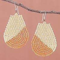 Pendientes colgantes con cuentas de vidrio, 'Thai Moon in Gold' - Pendientes colgantes con cuentas de vidrio color crema y oro metálico