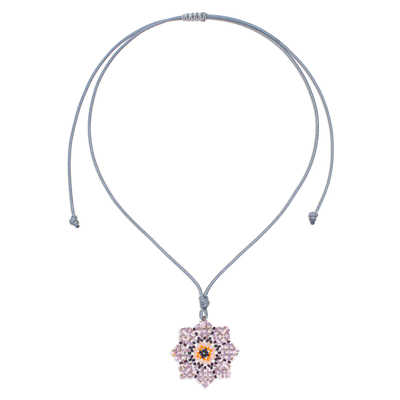 Halskette mit Perlenanhänger - Von Hand aufgefädelte Halskette mit Anhänger aus Glasperlen