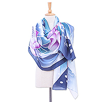 Handbemalter Schal aus Seidenmischung, „Violet Lotus“ – Batik-Schal aus Seide und Rayon mit Aquarellfarben aus Thailand