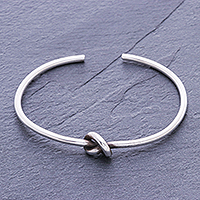 Silbernes Manschettenarmband, „Gentle Knot“ – handgefertigtes karen silbernes geknotetes Manschettenarmband